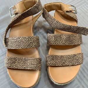 Universal Thread platform sandal